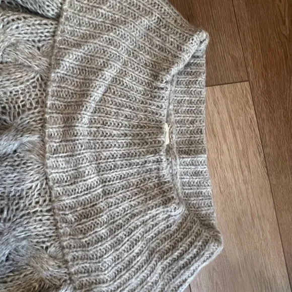 Women’s Lrg Sleeping On Snow Anthropologie Cozy Cable Knit Off-Shoulder Sweater - Picture 4 of 8